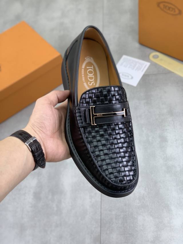 工厂P价P 实价 水染牛里 同款 Tod's 托德斯皮鞋 顶级代购男士 同步 发售， 意大利进口顶级原版小牛皮头层牛皮内里 原厂特供原版底，做工精细 无可挑剔