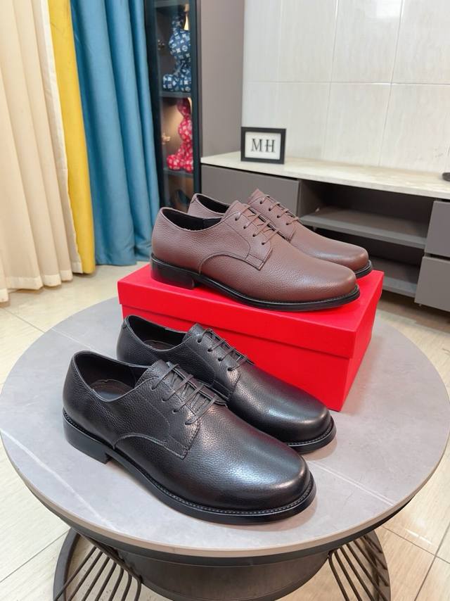 出厂价P 水染牛里 Salvatore Ferragamo 菲拉格慕 男士最新款休闲商务皮鞋！专柜同步上市！面料采用专用进口原版反绒小牛皮，内里采用进口水染牛皮