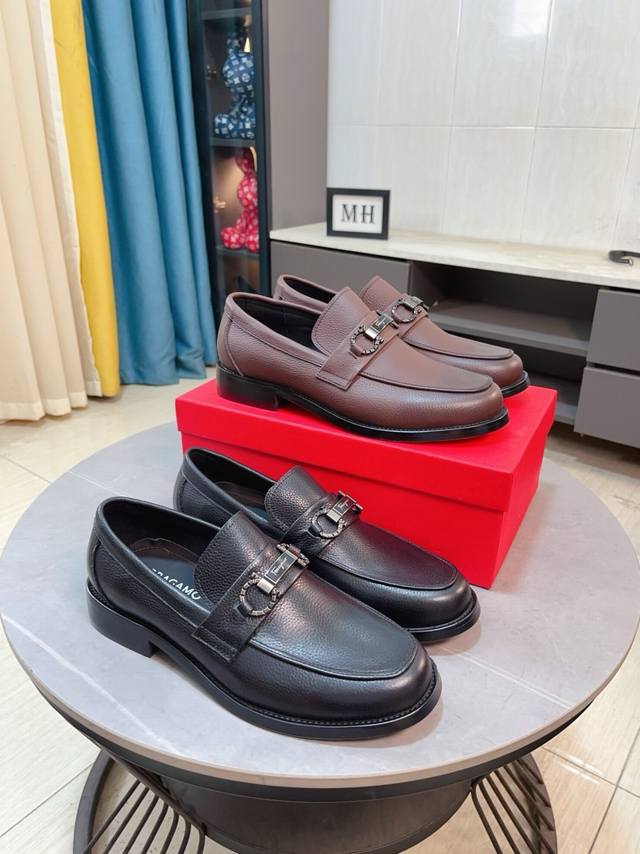 出厂价P 水染牛里 Salvatore Ferragamo 菲拉格慕 男士最新款休闲商务皮鞋！专柜同步上市！面料采用专用进口原版反绒小牛皮，内里采用进口水染牛皮