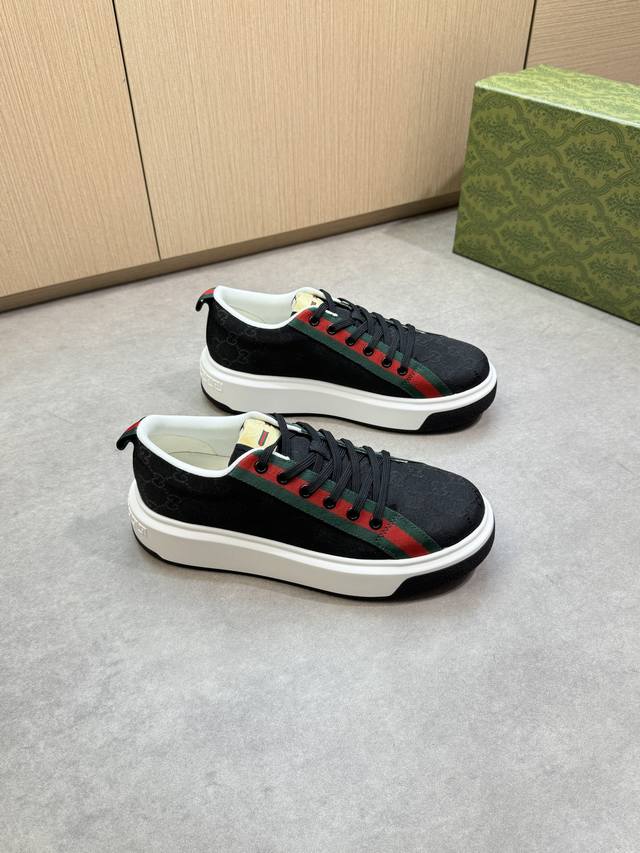 Gucci 古驰 -高端品质 原单休闲运动鞋 -鞋面：品牌图腾布匹、鞋身.后跟.品牌织带、鞋舌品牌Logo布标 -内里：水染牛皮 -大底：超轻Tpu 橡胶；双色