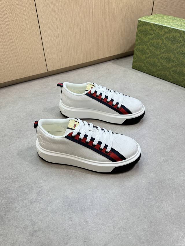 Gucci 古驰 -高端品质 原单休闲运动鞋 -鞋面：品牌图腾布匹、鞋身.后跟.品牌织带、鞋舌品牌Logo布标 -内里：水染牛皮 -大底：超轻Tpu 橡胶；双色