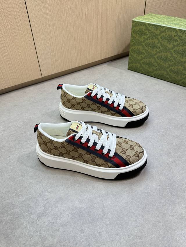 Gucci 古驰 -高端品质 原单休闲运动鞋 -鞋面：品牌图腾布匹、鞋身.后跟.品牌织带、鞋舌品牌Logo布标 -内里：水染牛皮 -大底：超轻Tpu 橡胶；双色