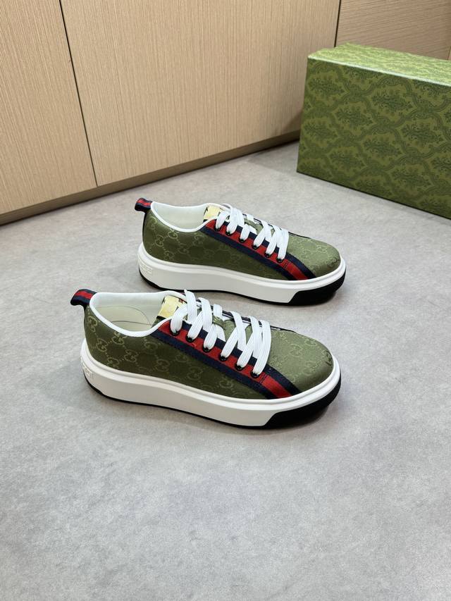 Gucci 古驰 -高端品质 原单休闲运动鞋 -鞋面：品牌图腾布匹、鞋身.后跟.品牌织带、鞋舌品牌Logo布标 -内里：水染牛皮 -大底：超轻Tpu 橡胶；双色