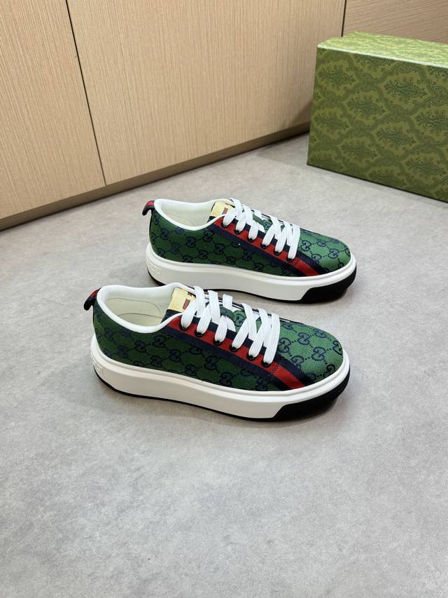 Gucci 古驰 -高端品质 原单休闲运动鞋 -鞋面：品牌图腾布匹、鞋身.后跟.品牌织带、鞋舌品牌Logo布标 -内里：水染牛皮 -大底：超轻Tpu 橡胶；双色