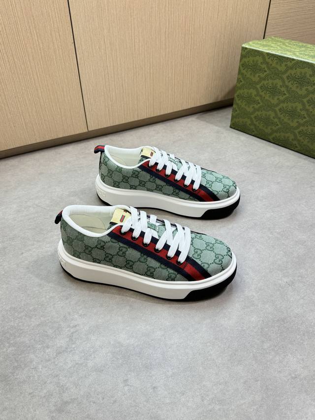 Gucci 古驰 -高端品质 原单休闲运动鞋 -鞋面：品牌图腾布匹、鞋身.后跟.品牌织带、鞋舌品牌Logo布标 -内里：水染牛皮 -大底：超轻Tpu 橡胶；双色