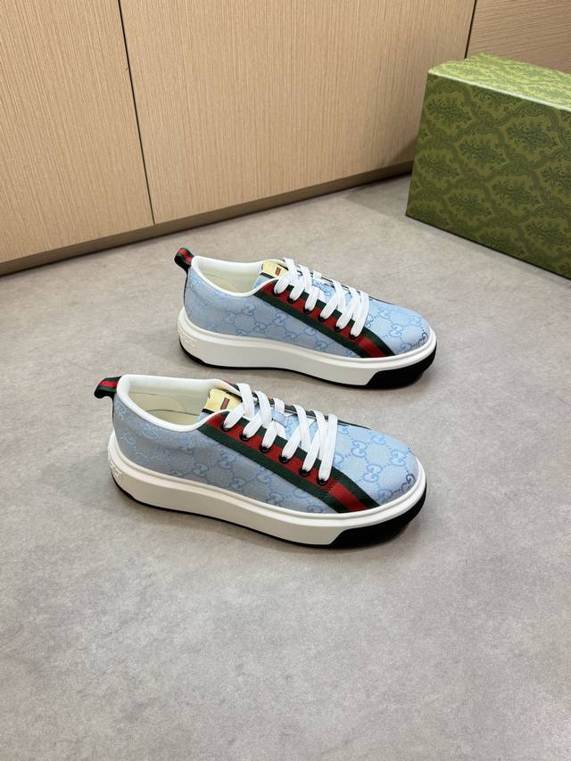 Gucci 古驰 -高端品质 原单休闲运动鞋 -鞋面：品牌图腾布匹、鞋身.后跟.品牌织带、鞋舌品牌Logo布标 -内里：水染牛皮 -大底：超轻Tpu 橡胶；双色