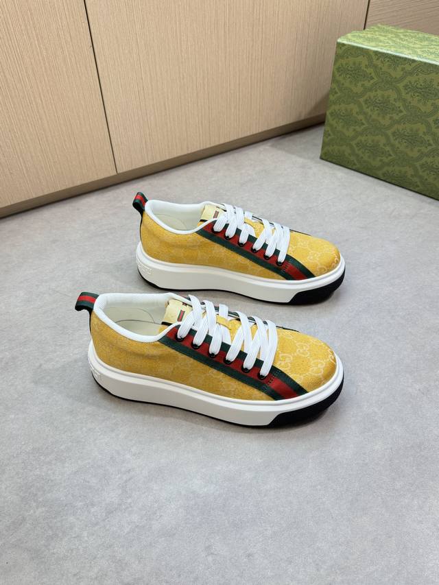 Gucci 古驰 -高端品质 原单休闲运动鞋 -鞋面：品牌图腾布匹、鞋身.后跟.品牌织带、鞋舌品牌Logo布标 -内里：水染牛皮 -大底：超轻Tpu 橡胶；双色