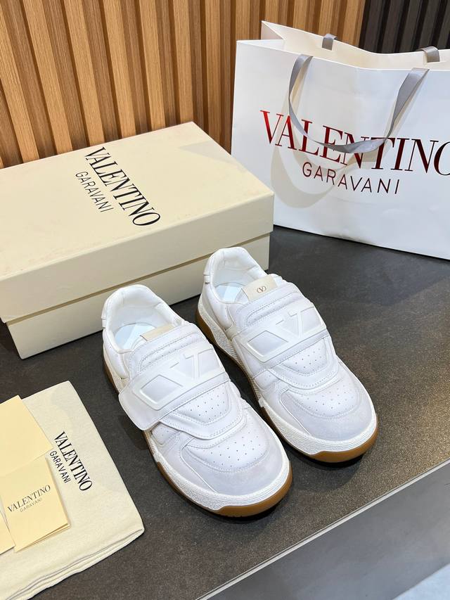 华伦天奴 情侣款运动鞋系列 Valentino 2025新款情侣运动鞋 火爆发售. 原版Zp入购拆解. 反复打版调改. 力要一比一还原！顶级奢华力作 魔术贴设计