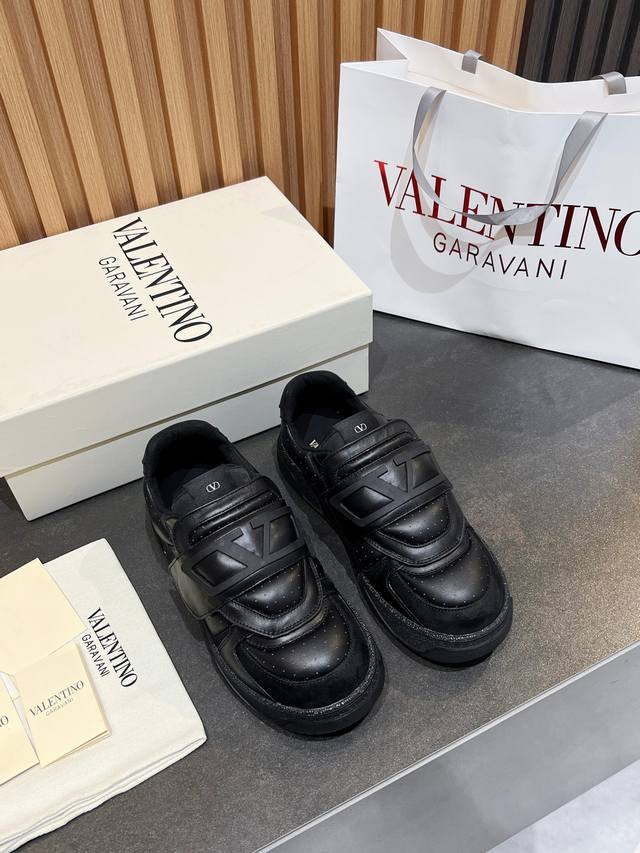 华伦天奴 情侣款运动鞋系列 Valentino 2025新款情侣运动鞋 火爆发售. 原版Zp入购拆解. 反复打版调改. 力要一比一还原！顶级奢华力作 魔术贴设计