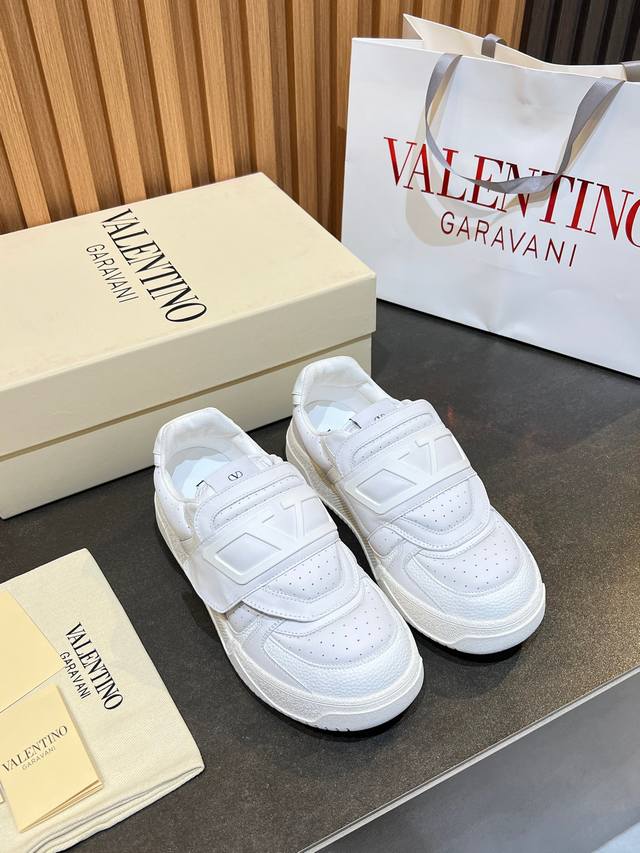 华伦天奴 情侣款运动鞋系列 Valentino 2025新款情侣运动鞋 火爆发售. 原版Zp入购拆解. 反复打版调改. 力要一比一还原！顶级奢华力作 魔术贴设计