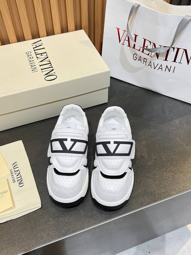 华伦天奴 情侣款运动鞋系列 Valentino 2025新款情侣运动鞋 火爆发售. 原版Zp入购拆解. 反复打版调改. 力要一比一还原！顶级奢华力作 魔术贴设计