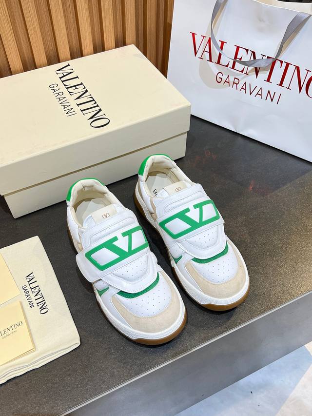 华伦天奴 情侣款运动鞋系列 Valentino 2025新款情侣运动鞋 火爆发售. 原版Zp入购拆解. 反复打版调改. 力要一比一还原！顶级奢华力作 魔术贴设计
