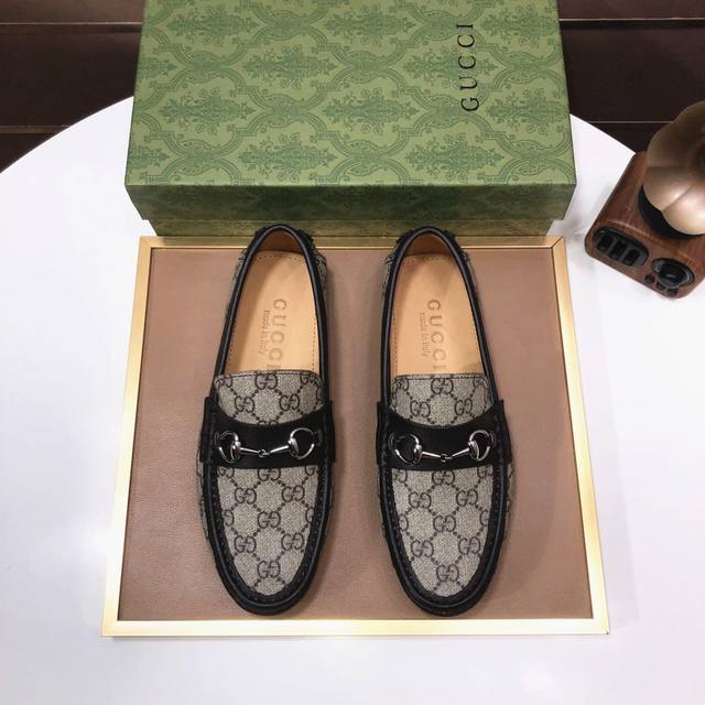 工厂P批 古奇 Gucci 高端牛里 新款Gucci* 古奇豆豆鞋！选用进口原版牛皮，内里头层舒适牛皮内里！原版耐磨橡胶大底！高品质精品！码数38-44！