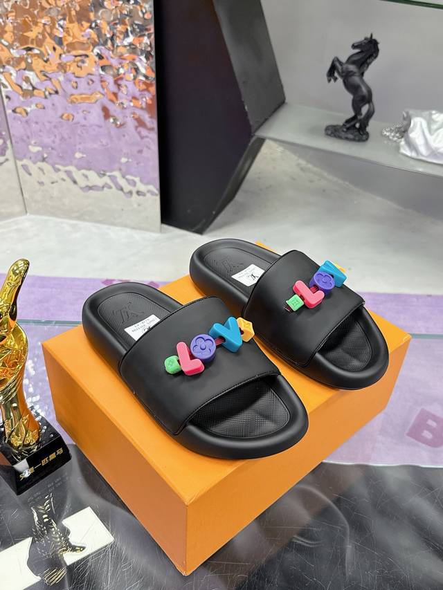 工厂P价P： 顶级版本 Lv拖鞋系列 情侣款 Lv路易威登L家 驴牌Monogram 浮雕 Diy装饰 情侣款 拖鞋 本季，Waterfront 凉拖焕新回归，