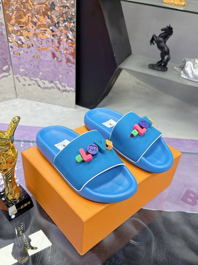 工厂P价P： 顶级版本 Lv拖鞋系列 情侣款 Lv路易威登L家 驴牌Monogram 浮雕 Diy装饰 情侣款 拖鞋 本季，Waterfront 凉拖焕新回归，