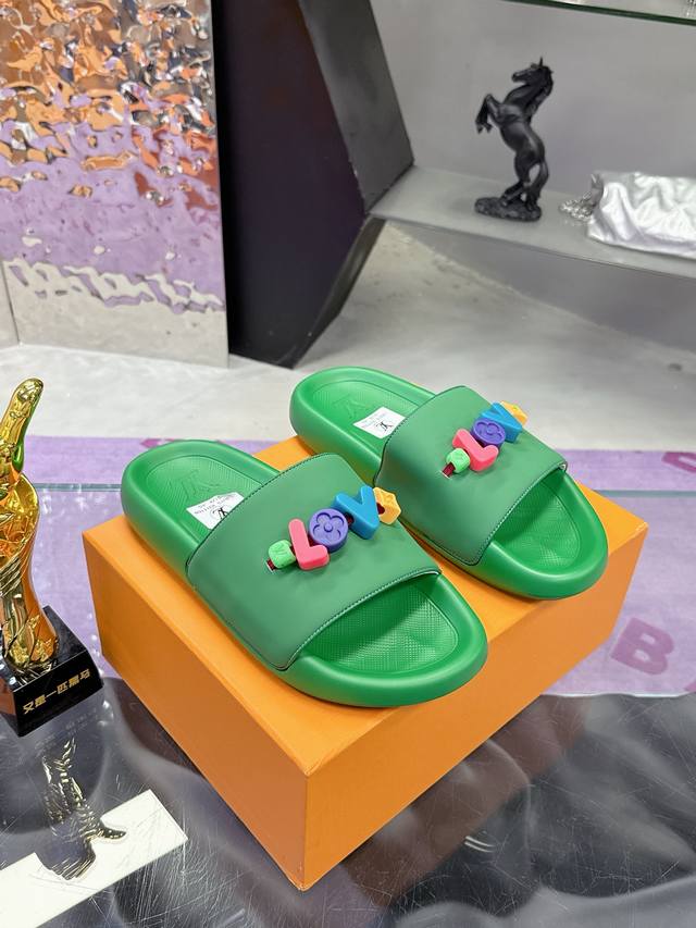 工厂P价P： 顶级版本 Lv拖鞋系列 情侣款 Lv路易威登L家 驴牌Monogram 浮雕 Diy装饰 情侣款 拖鞋 本季，Waterfront 凉拖焕新回归，