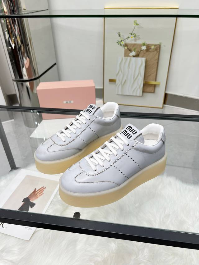 Miumiu 缪缪 休闲小白鞋，美到心坎上啦！柔软的真皮材质，触感细腻，亲肤舒适。 独特的设计，时尚又百搭，无论是搭配牛仔裤还是裙子，都能轻松驾驭。 Size：