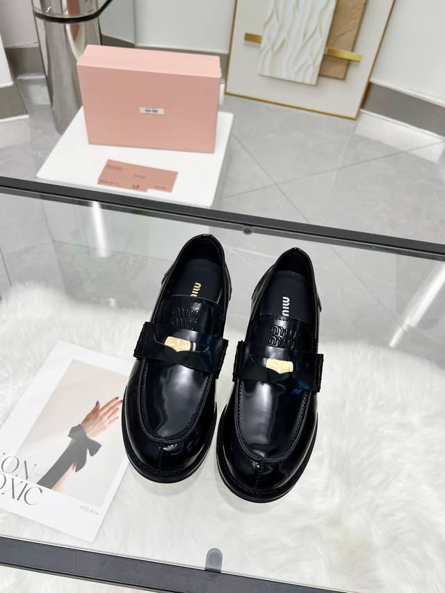 Miumiu 24Fw 走秀金币乐福鞋 Miu女孩们的新色乐福来啦！今年秋冬的复古做旧的新色 牛皮材质！今年Miu爆火的不要不要的！都是那种做旧的皮质 穿上超好