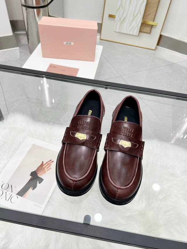 Miumiu 24Fw 走秀金币乐福鞋 Miu女孩们的新色乐福来啦！今年秋冬的复古做旧的新色 牛皮材质！今年Miu爆火的不要不要的！都是那种做旧的皮质 穿上超好