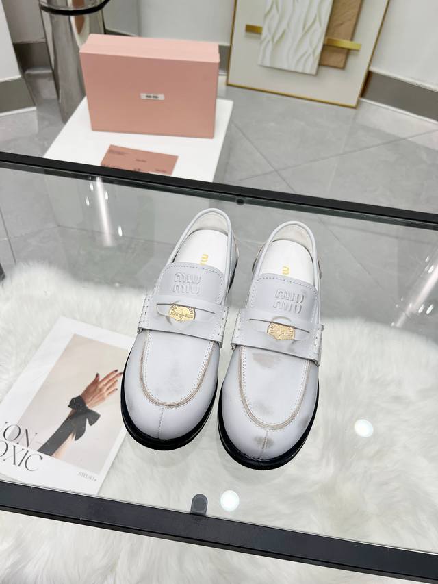 Miumiu 24Fw 走秀金币乐福鞋 Miu女孩们的新色乐福来啦！今年秋冬的复古做旧的新色 牛皮材质！今年Miu爆火的不要不要的！都是那种做旧的皮质 穿上超好