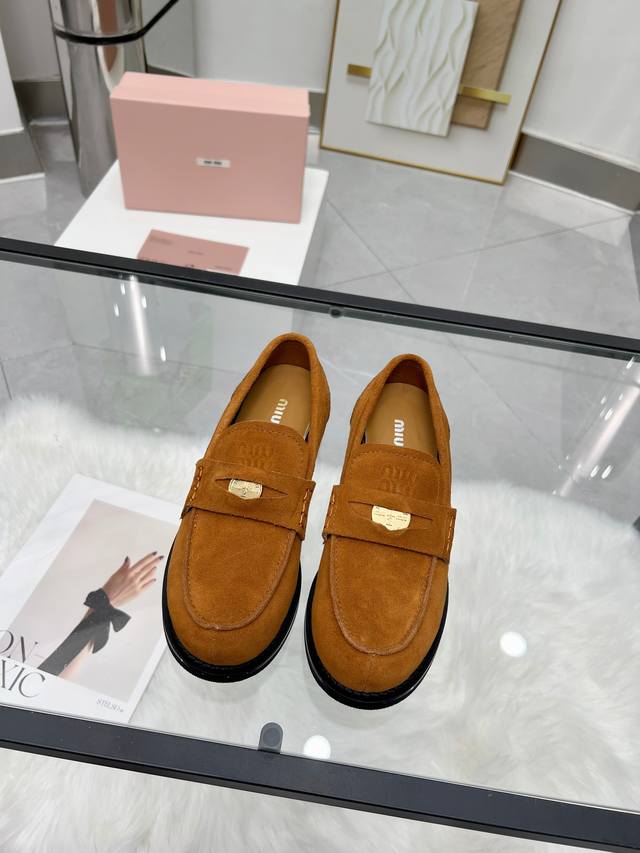 Miumiu 24Fw 走秀金币乐福鞋 Miu女孩们的新色乐福来啦！今年秋冬的复古做旧的新色 牛皮材质！今年Miu爆火的不要不要的！都是那种做旧的皮质 穿上超好