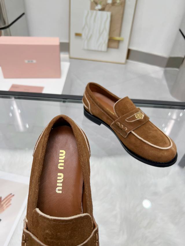 Miumiu 24Fw 走秀金币乐福鞋 Miu女孩们的新色乐福来啦！今年秋冬的复古做旧的新色 牛皮材质！今年Miu爆火的不要不要的！都是那种做旧的皮质 穿上超好