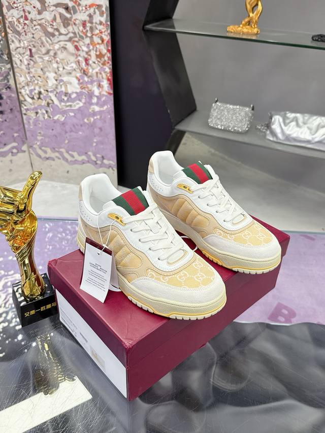 工厂P价P： Gucci古驰 最新爆款情侣运动鞋系列 原版购入开发 做货，这款高低帮运动鞋采用篮球风格廓形设计，巧妙融入镂空拼片和做旧效果，尽显别样匠心。匠心融