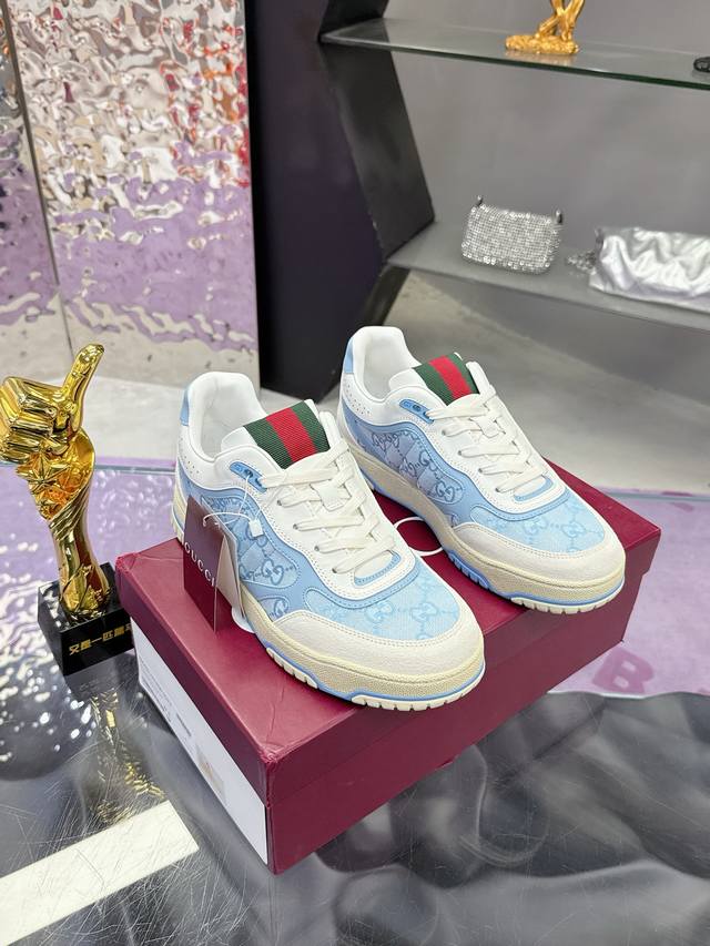 工厂P价P： Gucci古驰 最新爆款情侣运动鞋系列 原版购入开发 做货，这款高低帮运动鞋采用篮球风格廓形设计，巧妙融入镂空拼片和做旧效果，尽显别样匠心。匠心融