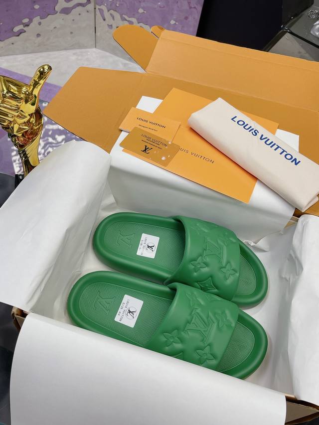 工厂P价P： 路易威登~浮雕拖鞋 路易威登专柜新款拖鞋，驴牌Monogram 浮雕拖鞋，Waterfront 凉拖焕新回归，鞋面扣带压印路易威登标志性的 Mon