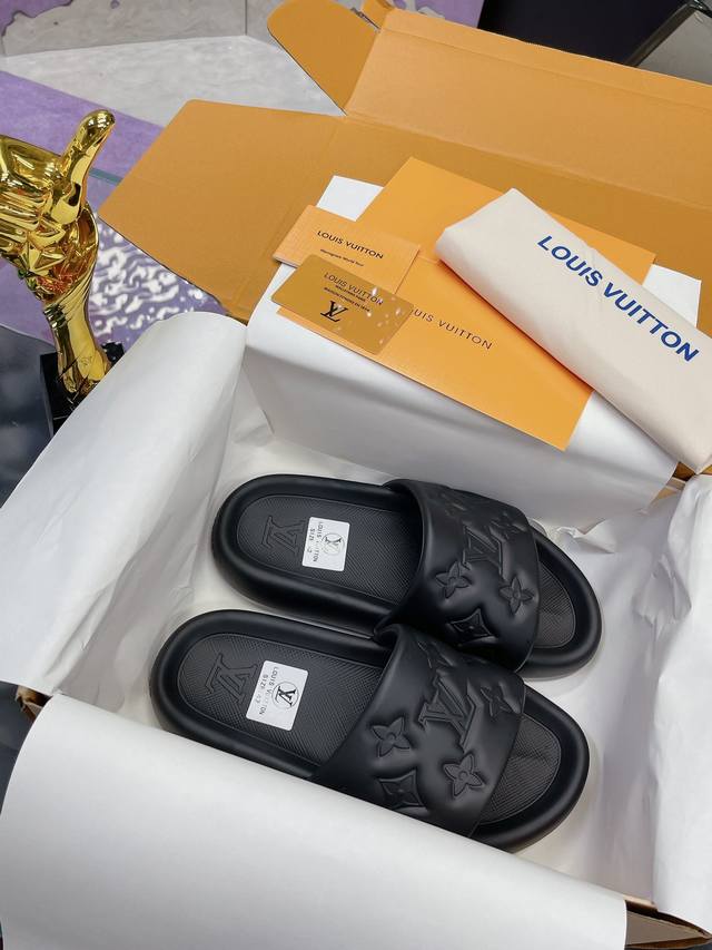 工厂P价P： 路易威登~浮雕拖鞋 路易威登专柜新款拖鞋，驴牌Monogram 浮雕拖鞋，Waterfront 凉拖焕新回归，鞋面扣带压印路易威登标志性的 Mon