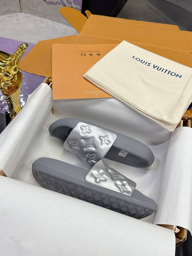 工厂P价P： 路易威登~浮雕拖鞋 路易威登专柜新款拖鞋，驴牌Monogram 浮雕拖鞋，Waterfront 凉拖焕新回归，鞋面扣带压印路易威登标志性的 Mon