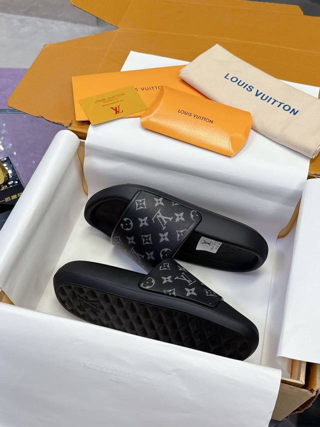 工厂P价P： 路易威登爆款上市 Lv 路易威登 25 2025春夏新品 顶级版本 专柜主打最新款 压花休闲情侣款拖鞋 硬货上新 Bs代购级别！高级感十足！国内外