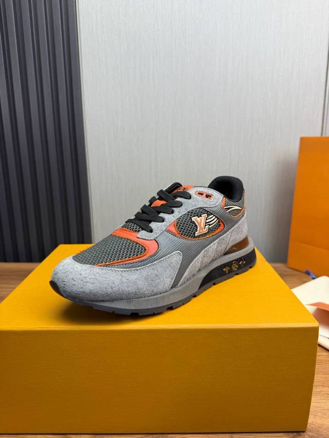 工厂P价 Lv顶级代购爆款来袭，超人气运动鞋 常年有货 专柜同步 鞋面原版进口牛皮，复杂工艺完美复刻，进口柔软网布内里垫+牛皮垫脚 潮人必备单品鞋底：原厂特供原