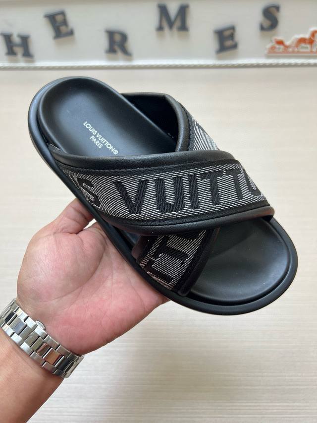 实价 2025新款 情侣款 Louls Vultton 配抽屉盒、布袋、卡片、发票 路易威登～独特现代风凉鞋。 Lv专柜代购男女休闲拖鞋，专柜同步发售，原单老花