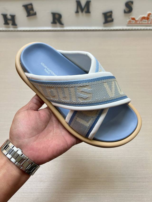 实价 2025新款 情侣款 Louls Vultton 配抽屉盒、布袋、卡片、发票 路易威登～独特现代风凉鞋。 Lv专柜代购男女休闲拖鞋，专柜同步发售，原单老花
