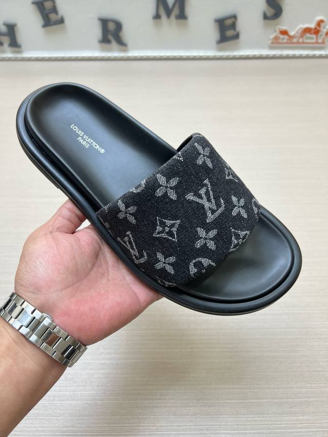 实价 2025新款 情侣款 Louls Vultton 配抽屉盒、布袋、卡片、发票 路易威登～独特现代风凉鞋。 Lv专柜代购男女休闲拖鞋，专柜同步发售，原单老花