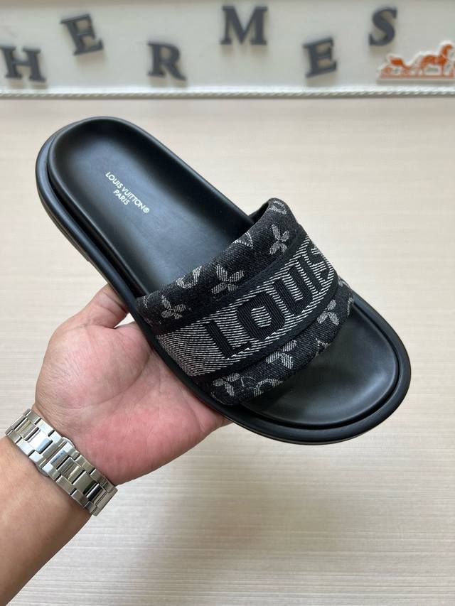 实价 2025新款 情侣款 Louls Vultton 配抽屉盒、布袋、卡片、发票 路易威登～独特现代风凉鞋。 Lv专柜代购男女休闲拖鞋，专柜同步发售，原单老花