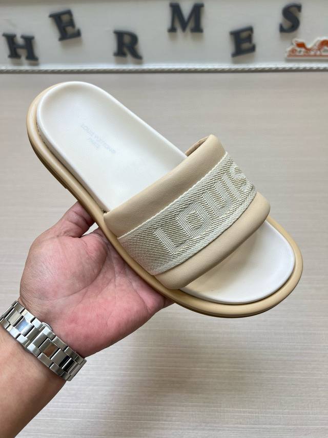 实价 2025新款 情侣款 Louls Vultton 配抽屉盒、布袋、卡片、发票 路易威登～独特现代风凉鞋。 Lv专柜代购男女休闲拖鞋，专柜同步发售，原单老花