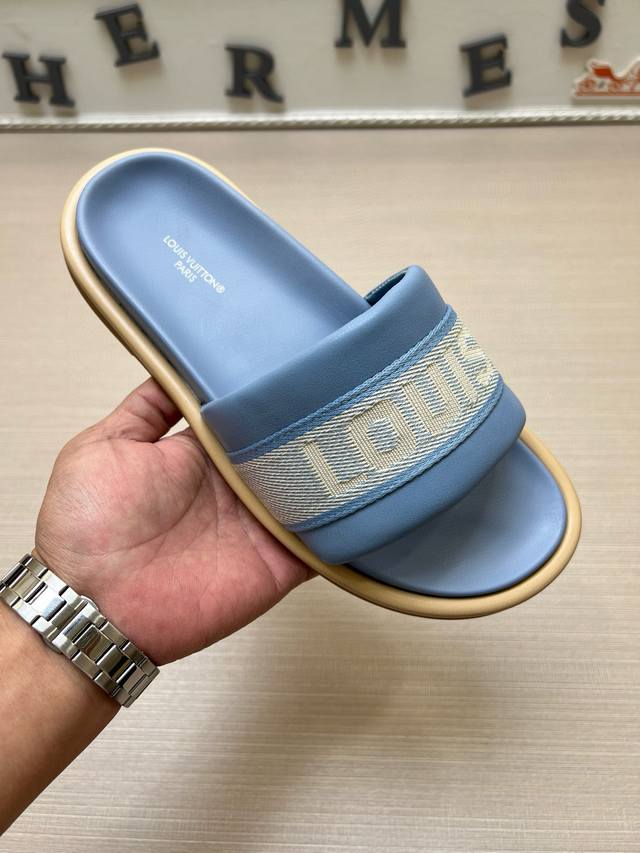 实价 2025新款 情侣款 Louls Vultton 配抽屉盒、布袋、卡片、发票 路易威登～独特现代风凉鞋。 Lv专柜代购男女休闲拖鞋，专柜同步发售，原单老花