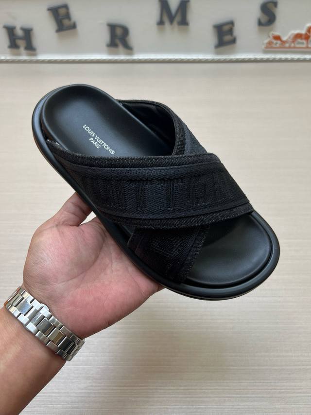 实价 2025新款 情侣款 Louls Vultton 配抽屉盒、布袋、卡片、发票 路易威登～独特现代风凉鞋。 Lv专柜代购男女休闲拖鞋，专柜同步发售，原单老花