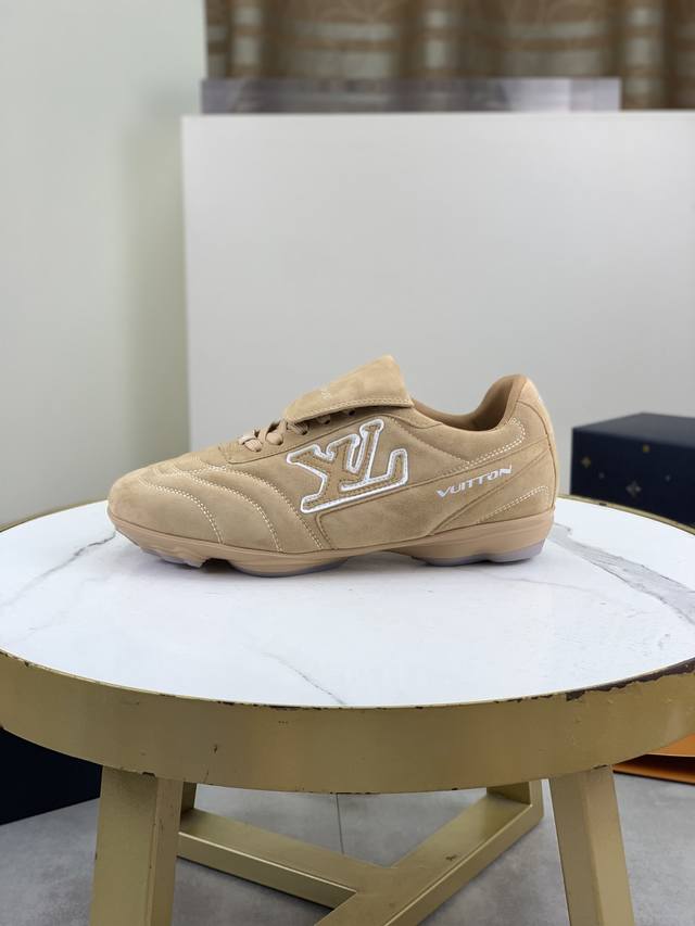 工厂P价P 实价 2660年新款Lv情侣同款球鞋，穿上就是时髦精 这款 Footprint Soccer 运动鞋于2025春夏系列时装展中亮相，是Pharrel