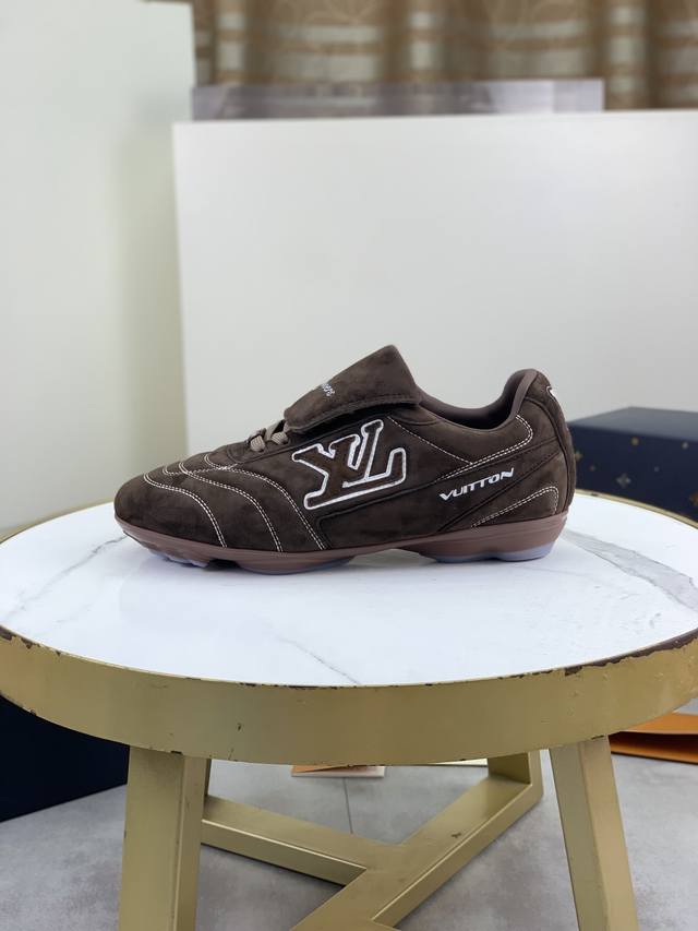 工厂P价P 实价 2660年新款Lv情侣同款球鞋，穿上就是时髦精 这款 Footprint Soccer 运动鞋于2025春夏系列时装展中亮相，是Pharrel
