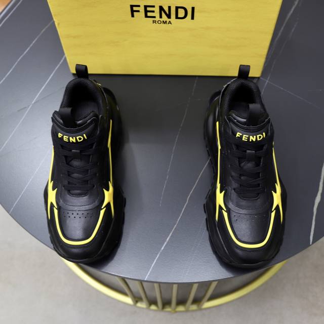 出厂价Pp： 品牌：芬迪 标准码：39-44 45订做 等级：官网同款 材料：原版皮料拼接品牌布匹 舒适透气内里 轻便耐磨运动大底 款式类别：男士时尚休闲鞋 跑