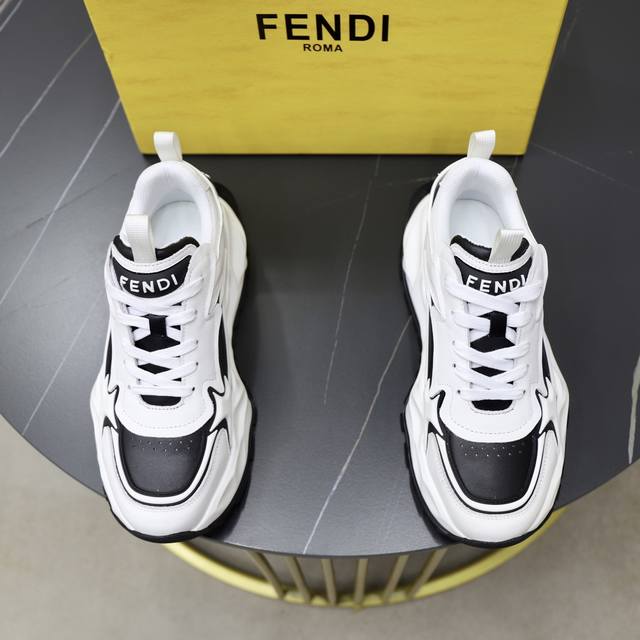 出厂价Pp： 品牌：芬迪 标准码：39-44 45订做 等级：官网同款 材料：原版皮料拼接品牌布匹 舒适透气内里 轻便耐磨运动大底 款式类别：男士时尚休闲鞋 跑
