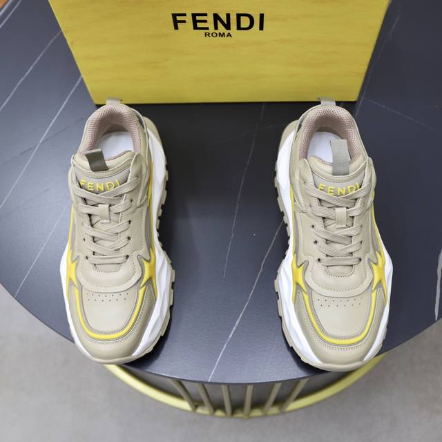 出厂价Pp： 品牌：芬迪 标准码：39-44 45订做 等级：官网同款 材料：原版皮料拼接品牌布匹 舒适透气内里 轻便耐磨运动大底 款式类别：男士时尚休闲鞋 跑