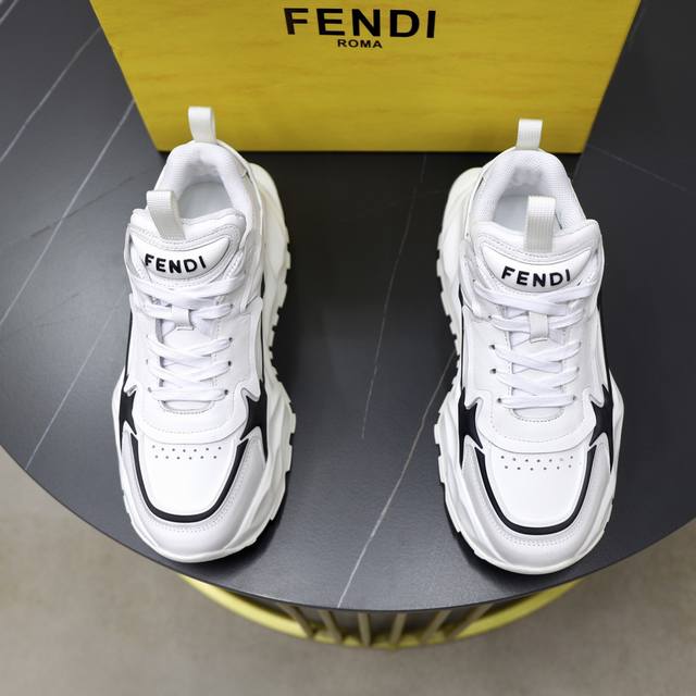 出厂价Pp： 品牌：芬迪 标准码：39-44 45订做 等级：官网同款 材料：原版皮料拼接品牌布匹 舒适透气内里 轻便耐磨运动大底 款式类别：男士时尚休闲鞋 跑