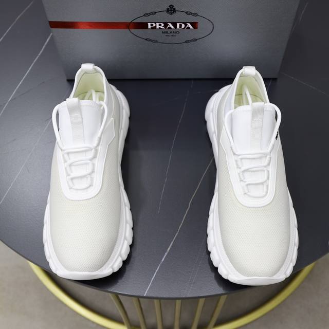 Prada 普拉达 -高端品质 原单 -鞋面：进口针织鞋面、丝印品牌Logo -内里：水染牛皮内里 -大底：超轻Tpu发泡 Q弹成型大底 -超高品控 做工精细：
