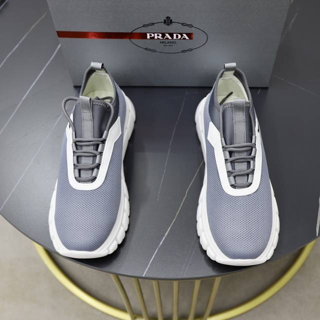 Prada 普拉达 -高端品质 原单 -鞋面：进口针织鞋面、丝印品牌Logo -内里：水染牛皮内里 -大底：超轻Tpu发泡 Q弹成型大底 -超高品控 做工精细：