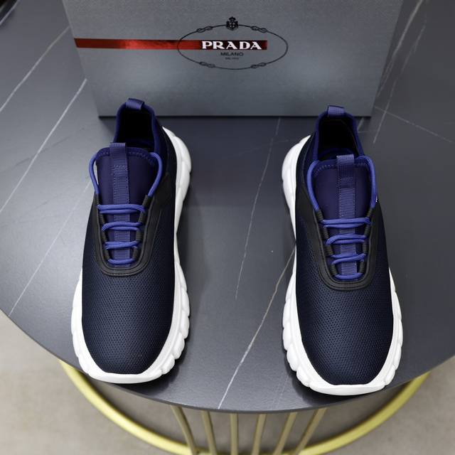 Prada 普拉达 -高端品质 原单 -鞋面：进口针织鞋面、丝印品牌Logo -内里：水染牛皮内里 -大底：超轻Tpu发泡 Q弹成型大底 -超高品控 做工精细：
