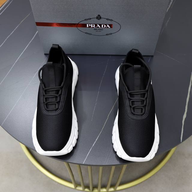 Prada 普拉达 -高端品质 原单 -鞋面：进口针织鞋面、丝印品牌Logo -内里：水染牛皮内里 -大底：超轻Tpu发泡 Q弹成型大底 -超高品控 做工精细：